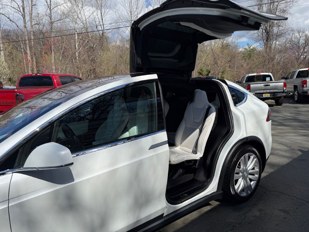 2016 Tesla Model X Image 8
