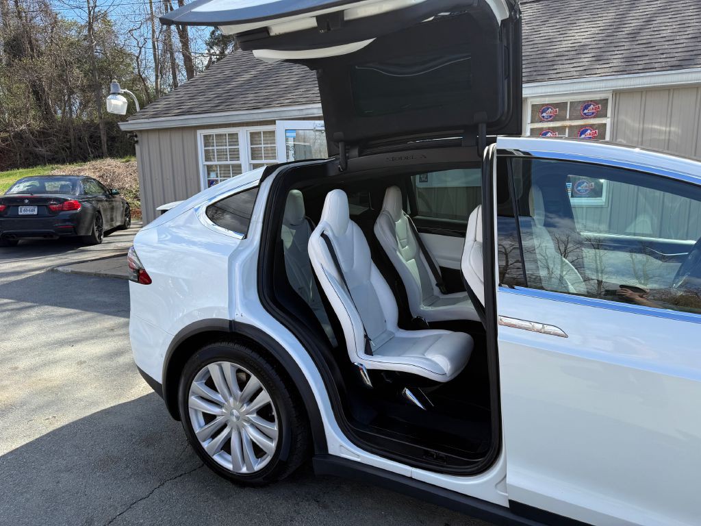 2016 Tesla Model X Image 10