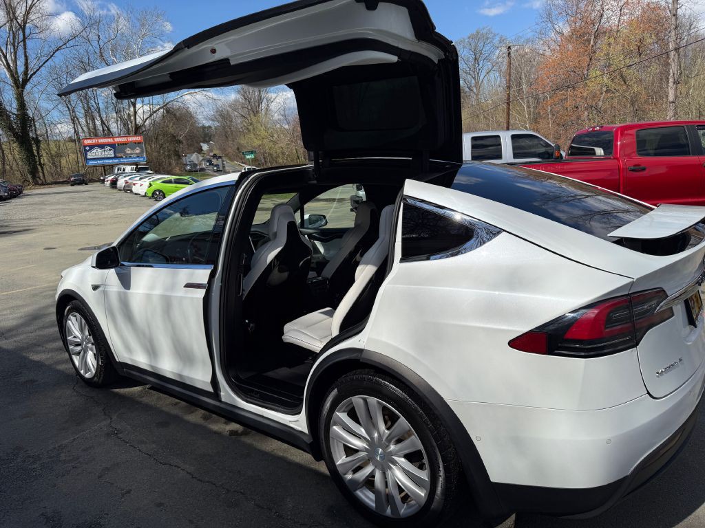 2016 Tesla Model X Image 11