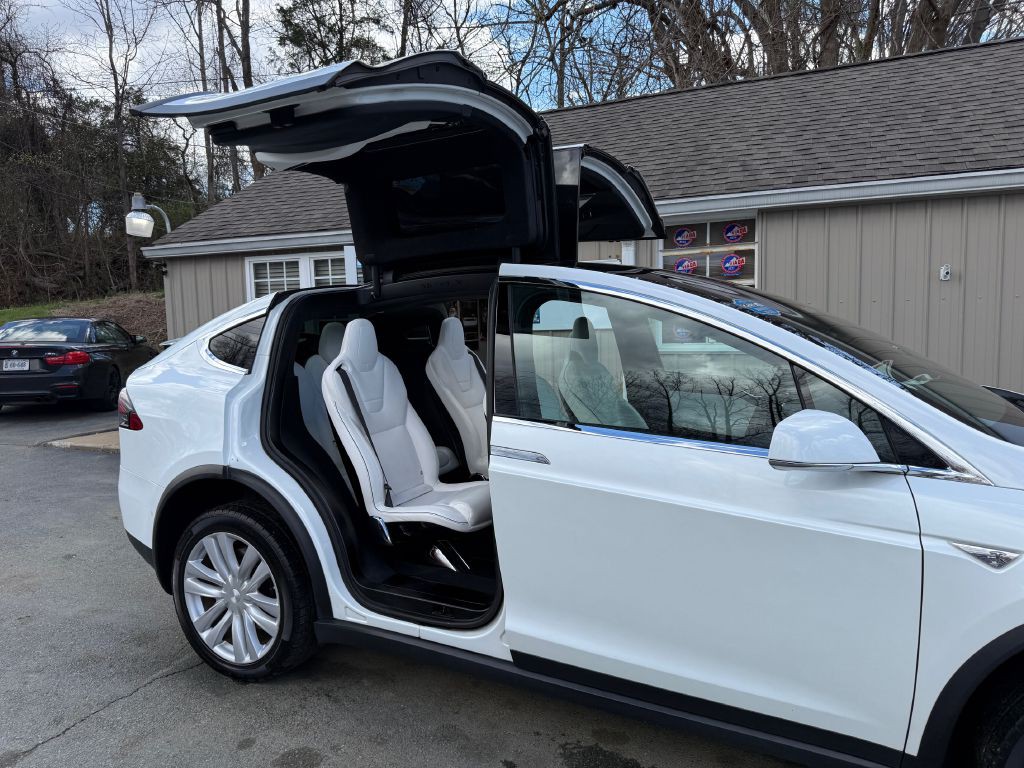 2016 Tesla Model X Image 12