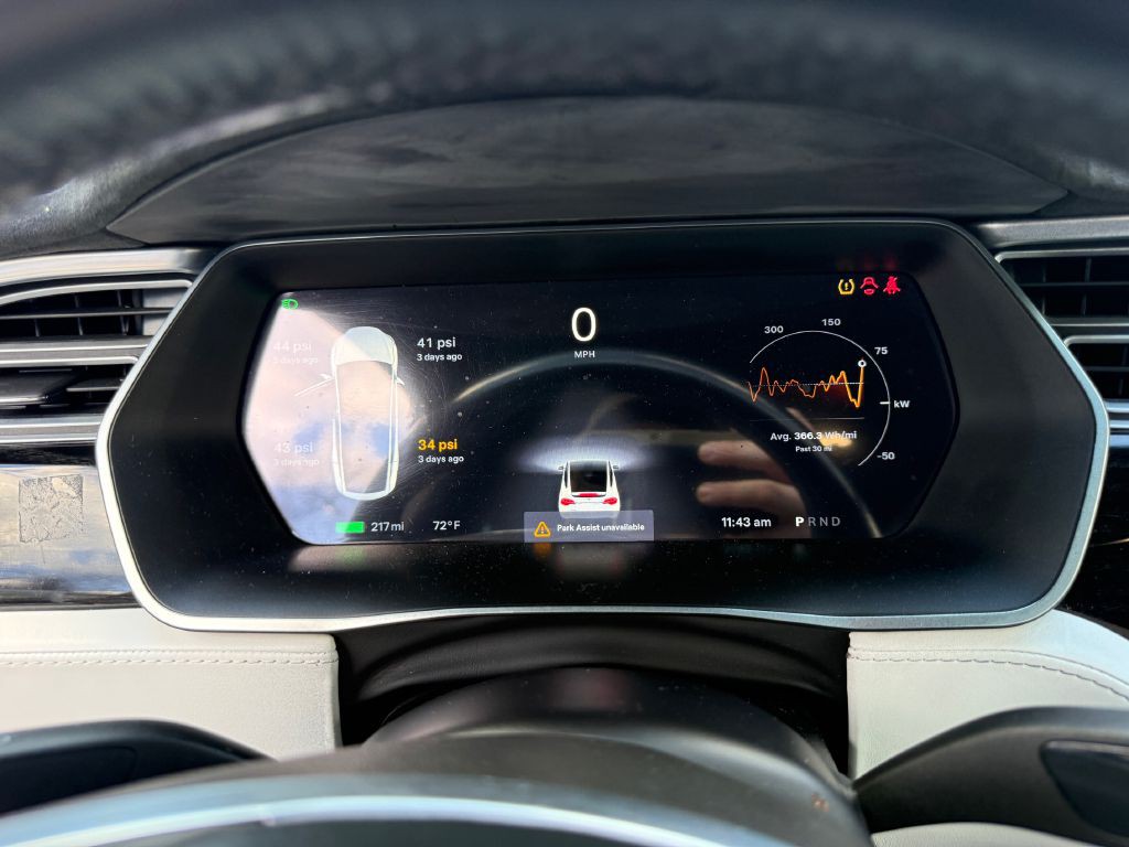 2016 Tesla Model X Image 18