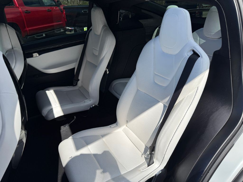 2016 Tesla Model X Image 21