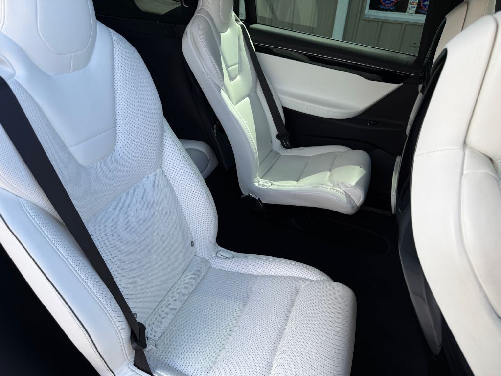 2016 Tesla Model X Image 25