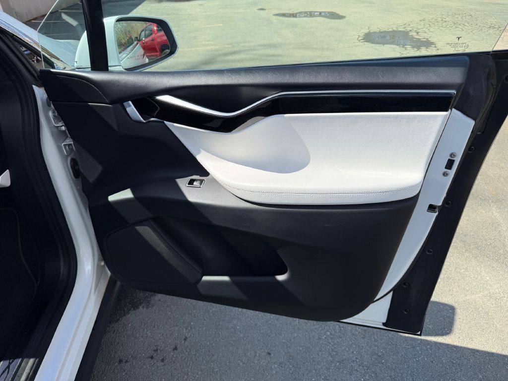 2016 Tesla Model X Image 29
