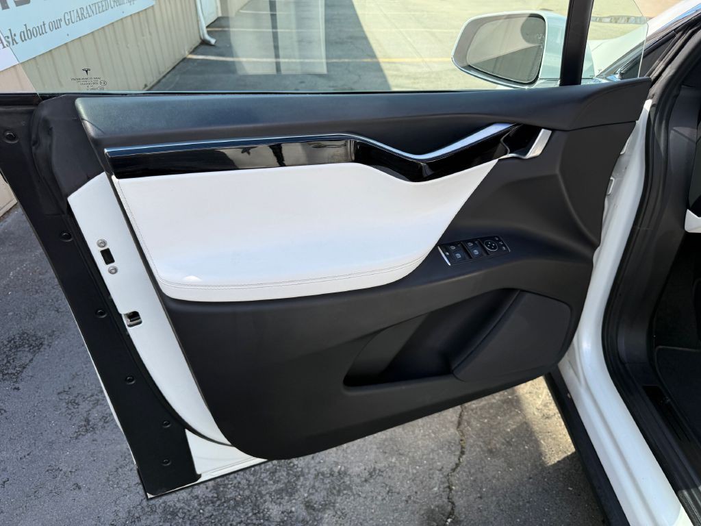 2016 Tesla Model X Image 30