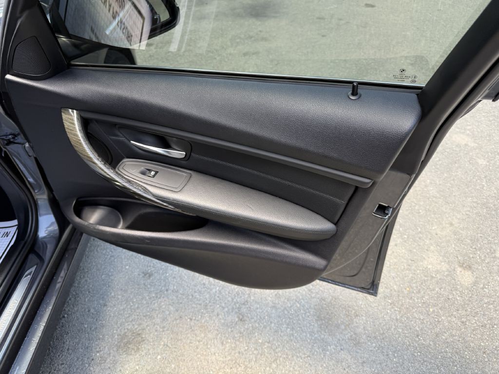 2013 BMW 3 Series Image 17