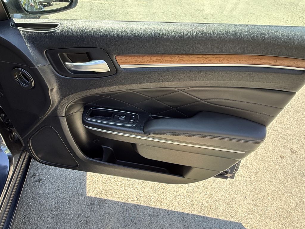 2016 Chrysler 300 Image 10