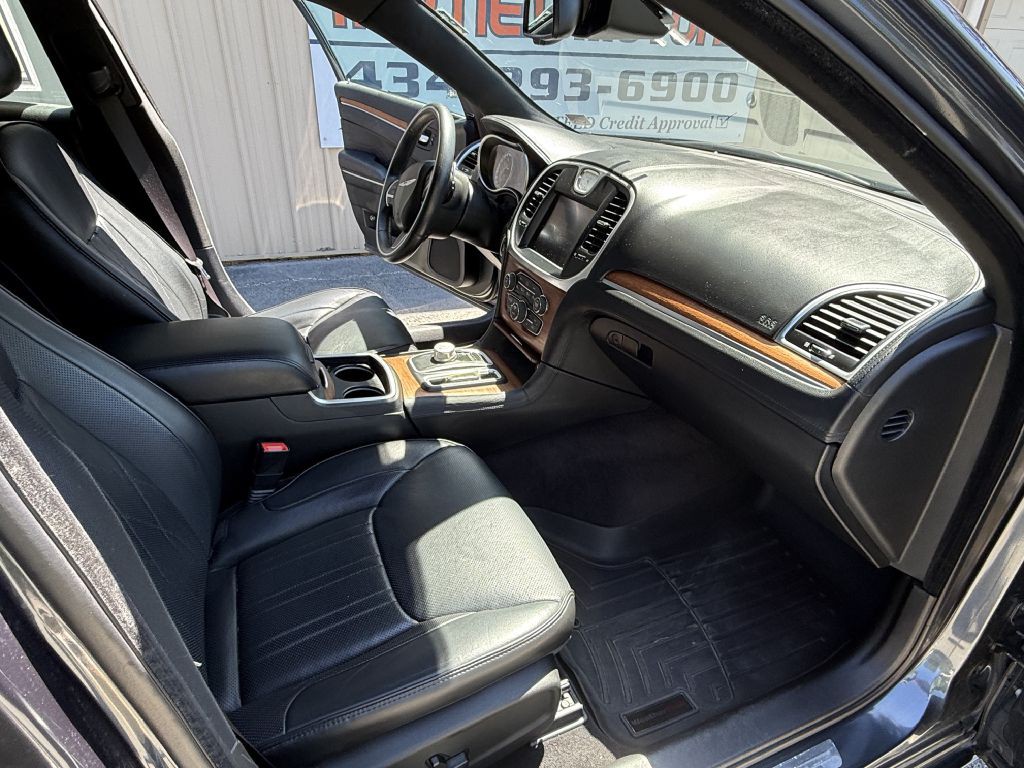 2016 Chrysler 300 Image 11