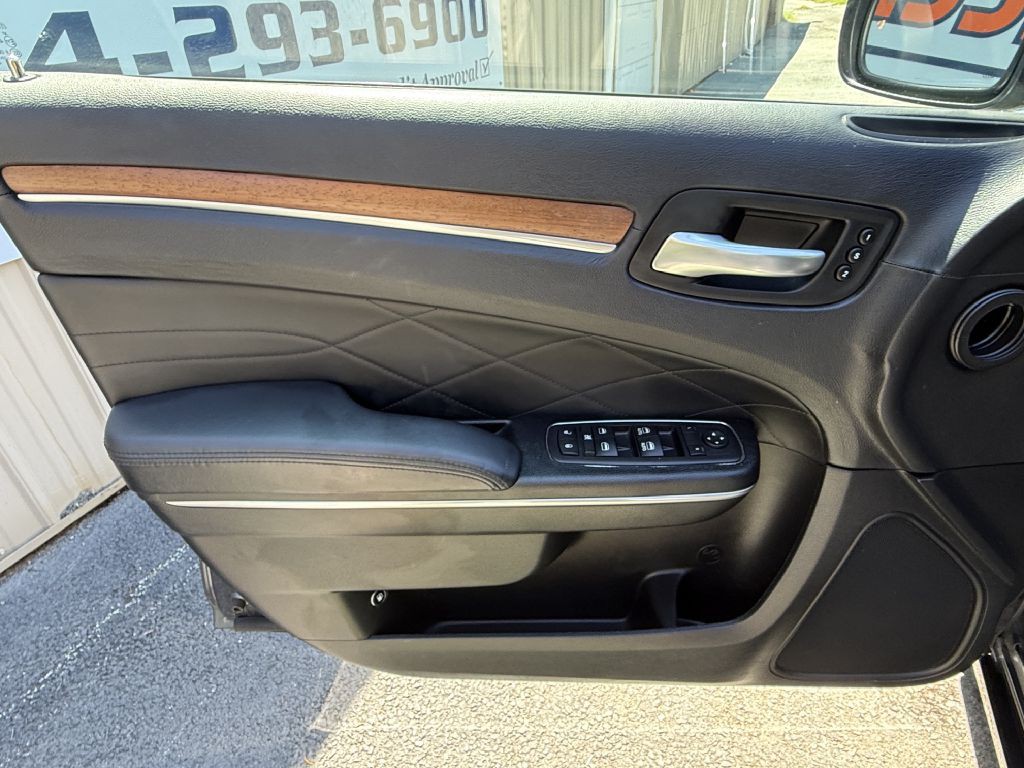 2016 Chrysler 300 Image 12