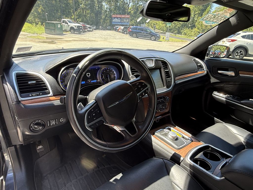 2016 Chrysler 300 Image 13