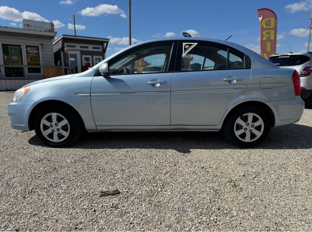 2011 Hyundai Accent Image 2