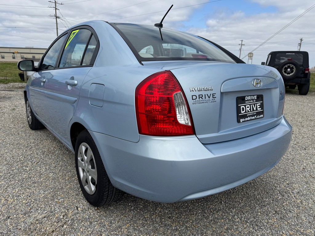 2011 Hyundai Accent Image 4