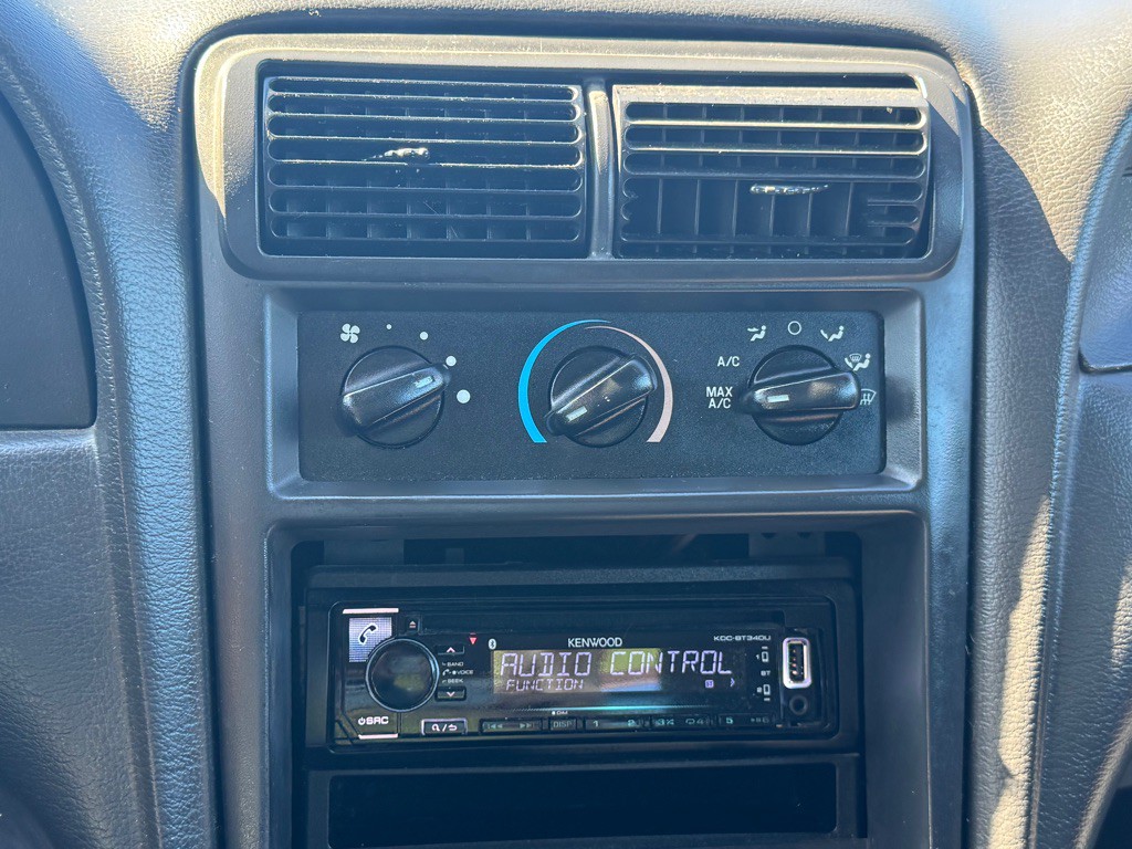 2004 Ford Mustang Image 14