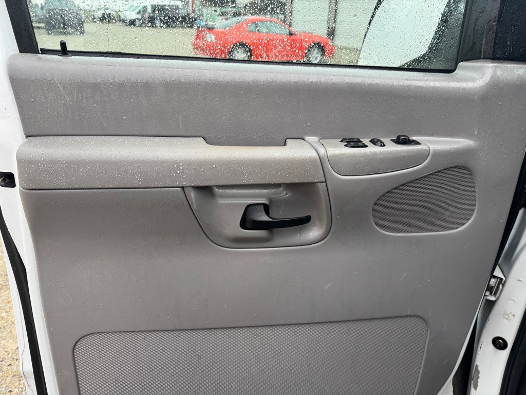 2002 Ford Econoline Image 10