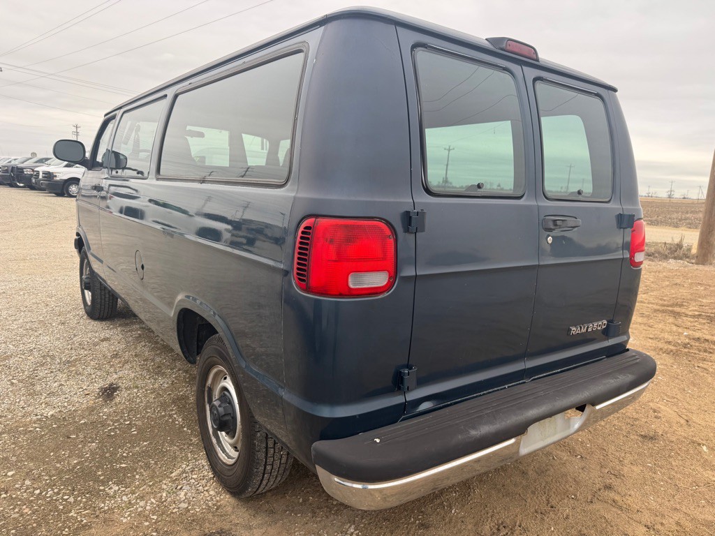 2001 Dodge Ram Van Image 3