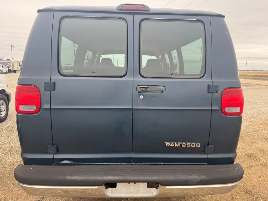 2001 Dodge Ram Van Image 4
