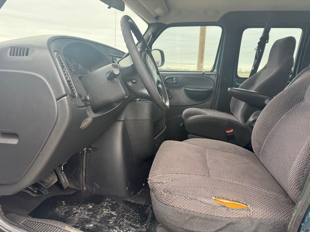 2001 Dodge Ram Van Image 10