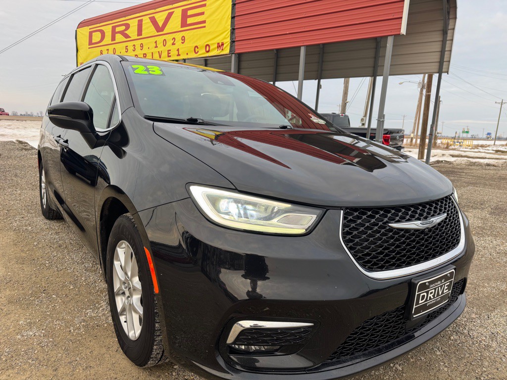 2023 Chrysler Pacifica Image 1