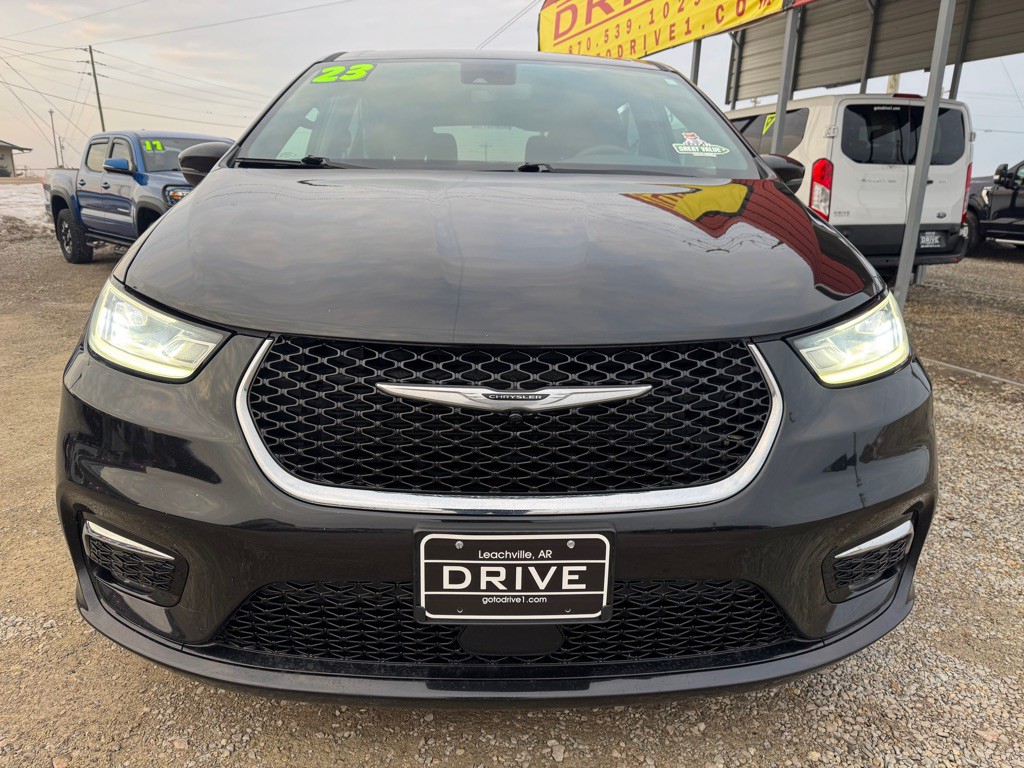 2023 Chrysler Pacifica Image 2