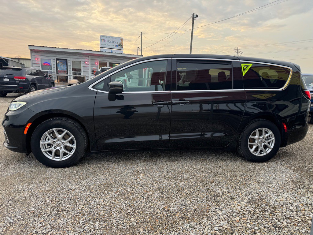 2023 Chrysler Pacifica Image 4