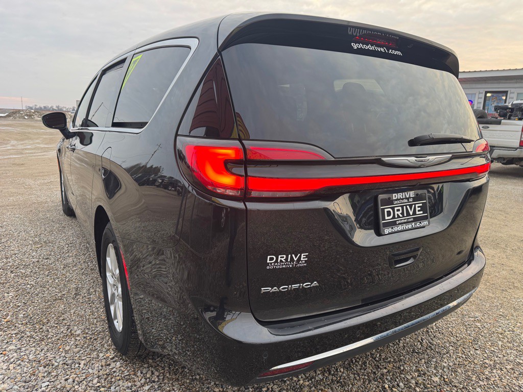 2023 Chrysler Pacifica Image 5