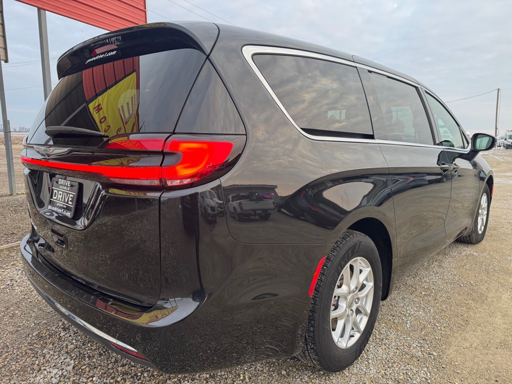 2023 Chrysler Pacifica Image 7