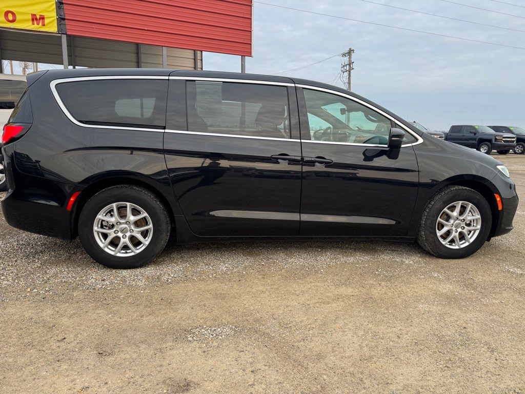 2023 Chrysler Pacifica Image 8