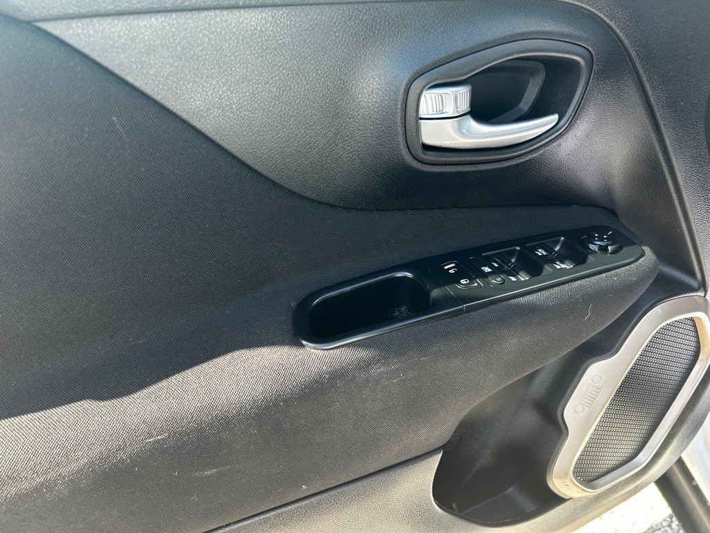 2016 Jeep Renegade Image 11