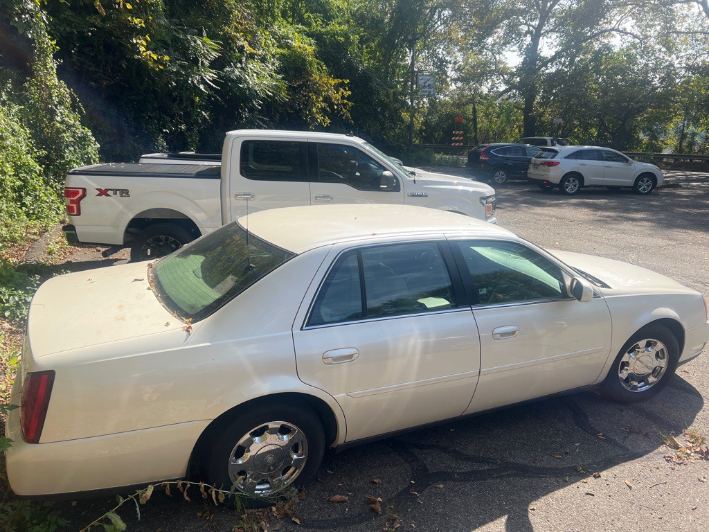 2001 Cadillac DeVille Image 2