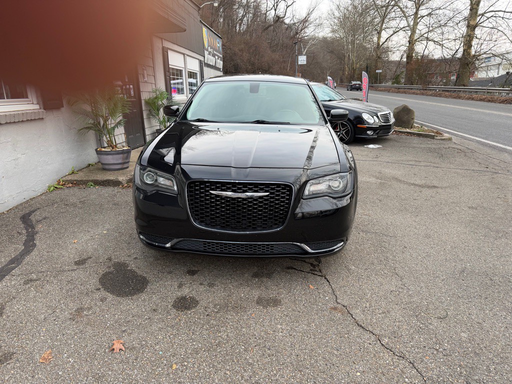 2018 Chrysler 300 Image 2