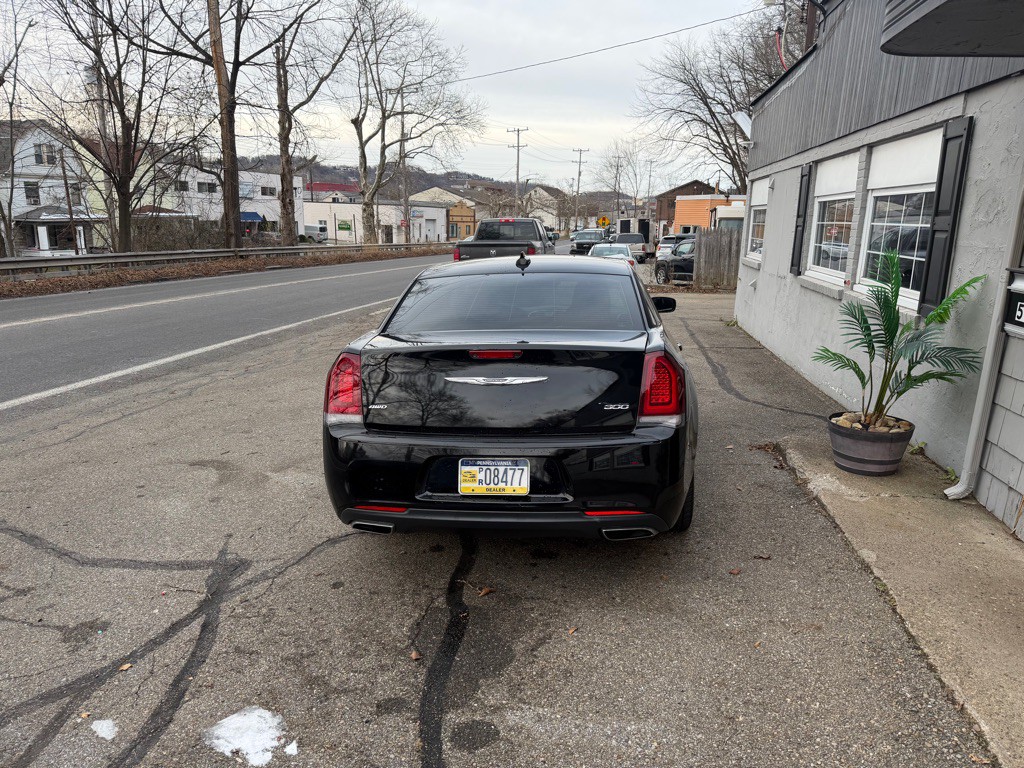 2018 Chrysler 300 Image 3