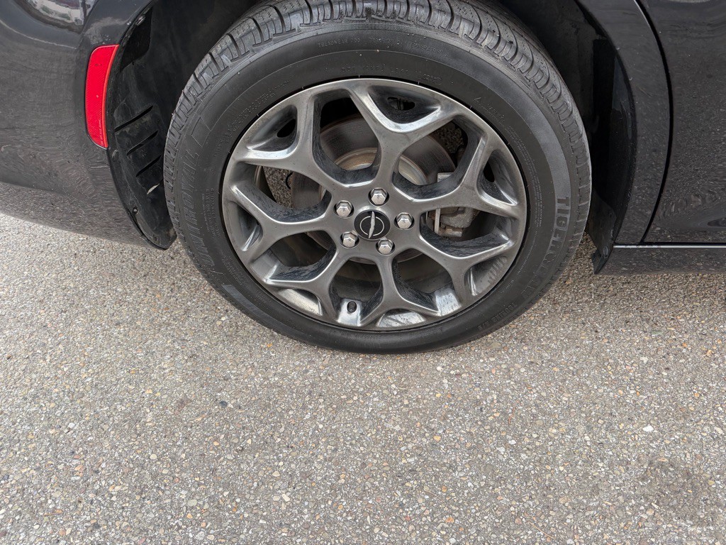 2018 Chrysler 300 Image 5