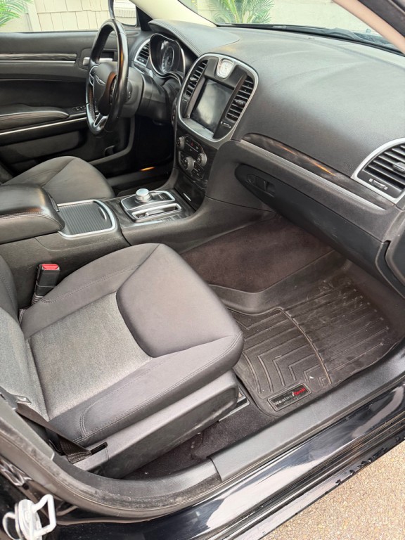 2018 Chrysler 300 Image 6