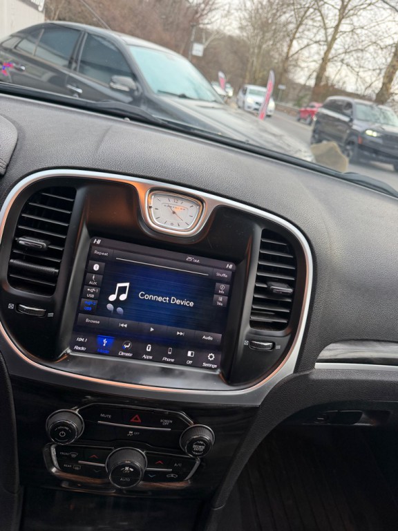 2018 Chrysler 300 Image 10