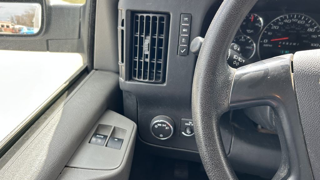 2015 Chevrolet Express Image 20