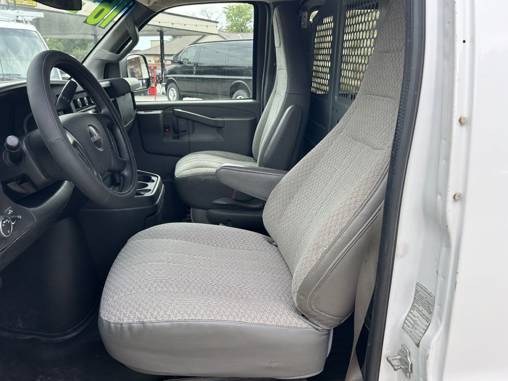 2016 GMC Savana Image 17