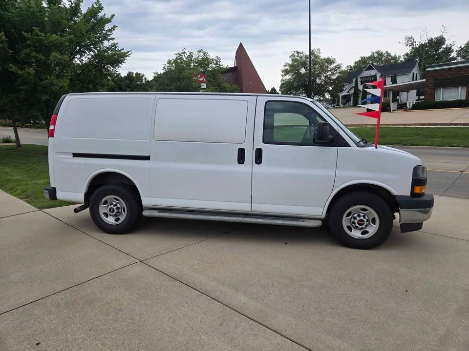 2018 GMC Savana Image 2