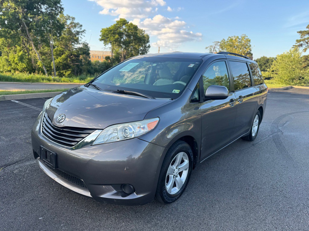 2011 Toyota Sienna Image 1