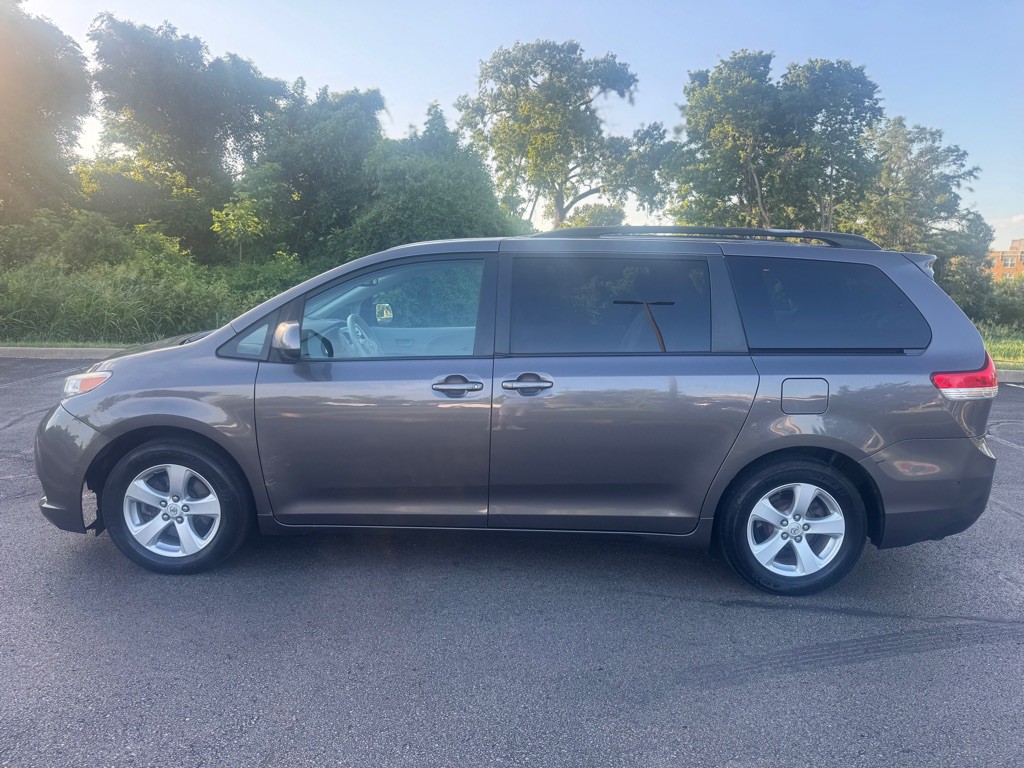 2011 Toyota Sienna Image 3