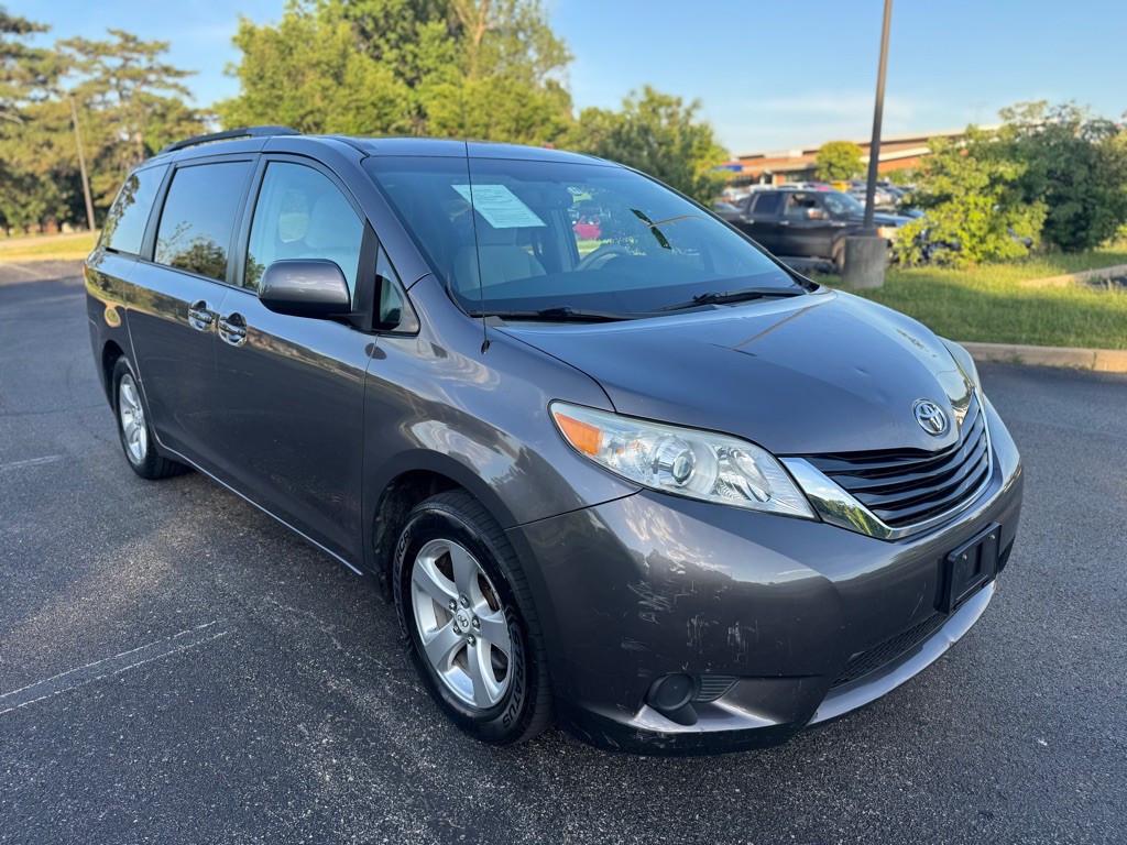 2011 Toyota Sienna Image 4