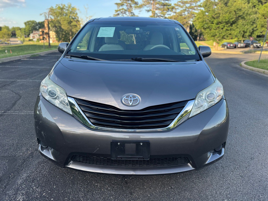 2011 Toyota Sienna Image 5