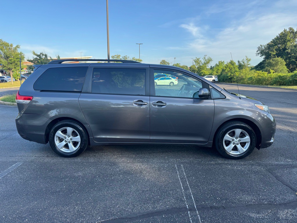 2011 Toyota Sienna Image 6