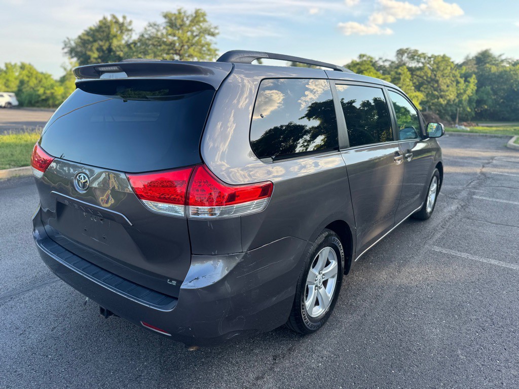 2011 Toyota Sienna Image 7