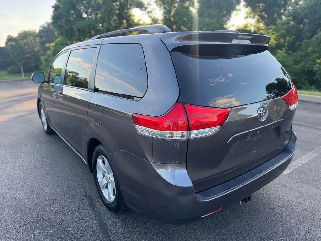 2011 Toyota Sienna Image 9