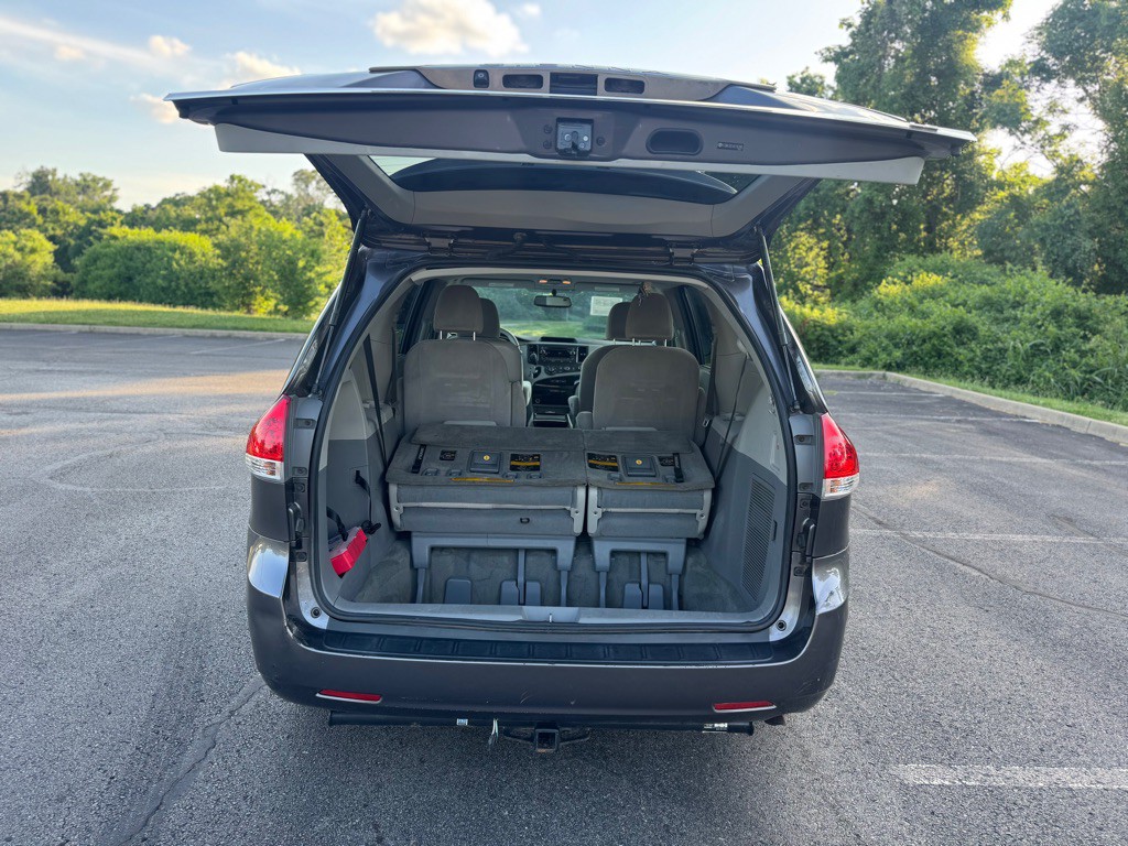 2011 Toyota Sienna Image 11