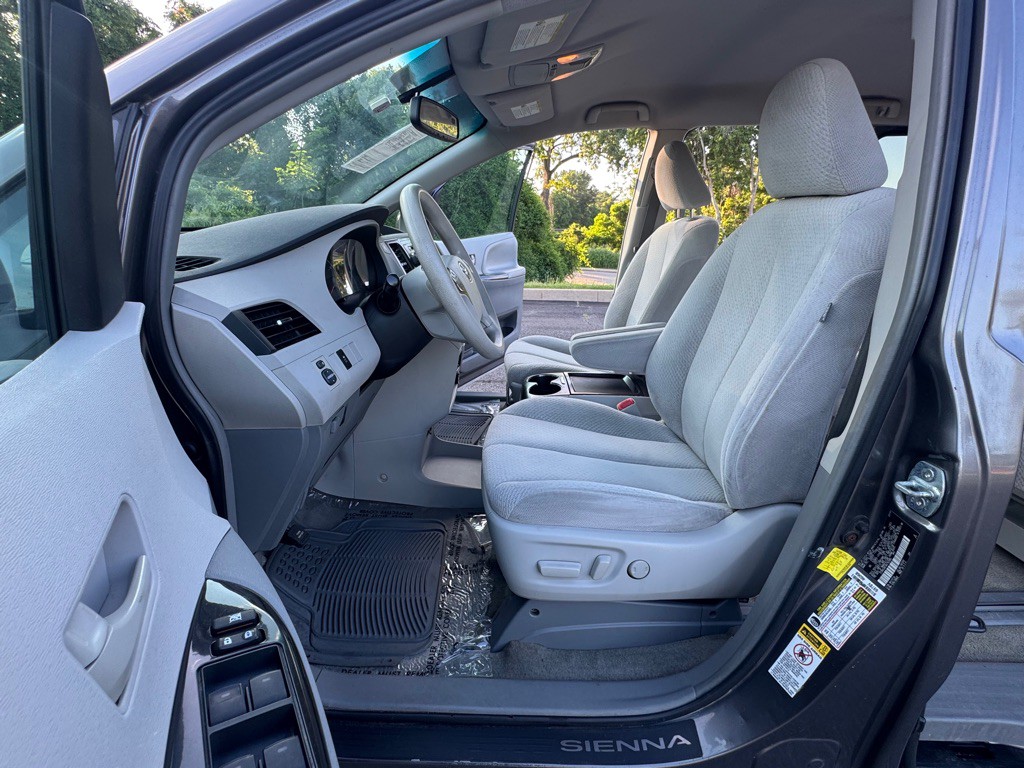 2011 Toyota Sienna Image 12
