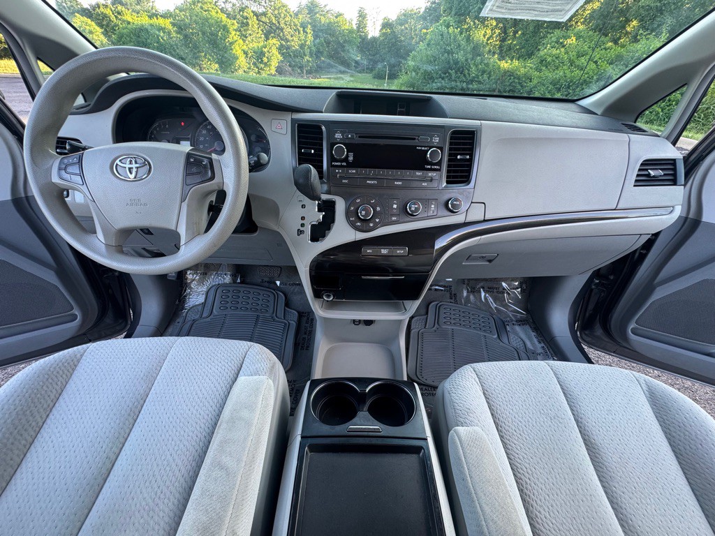 2011 Toyota Sienna Image 13