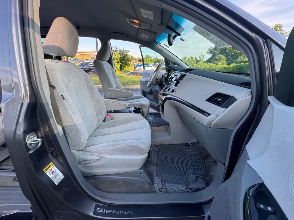 2011 Toyota Sienna Image 14