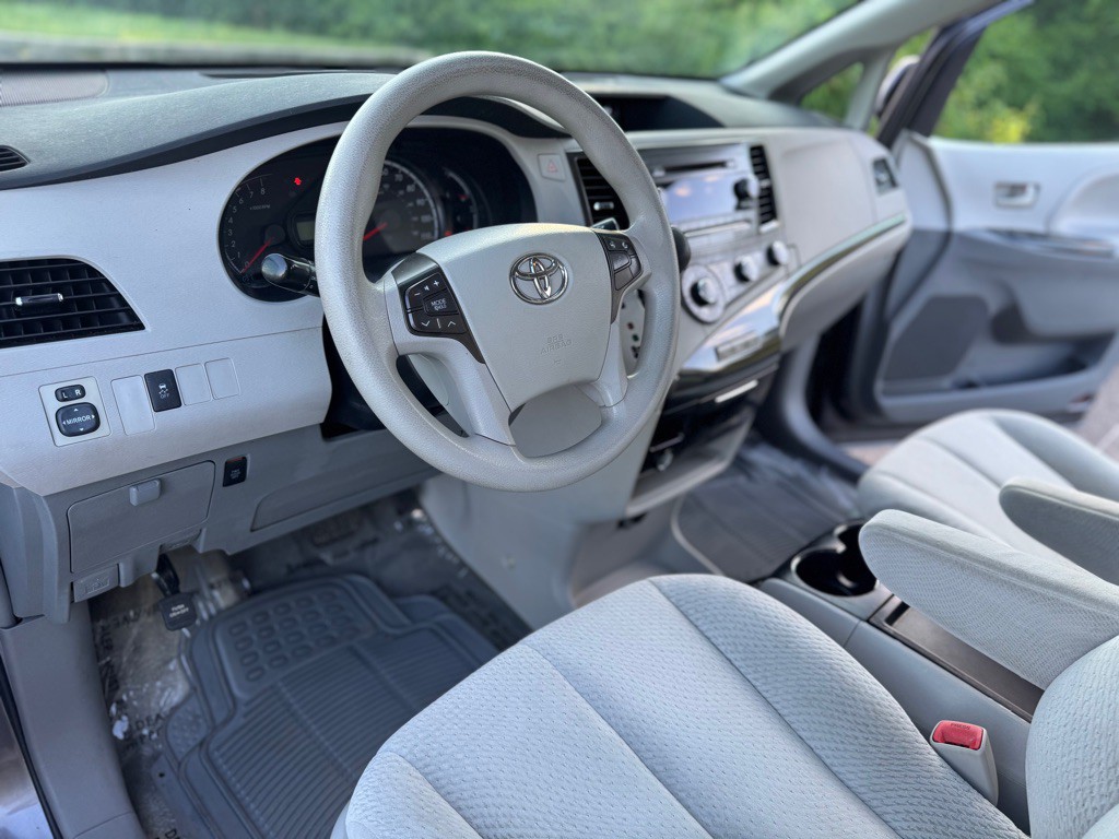 2011 Toyota Sienna Image 15