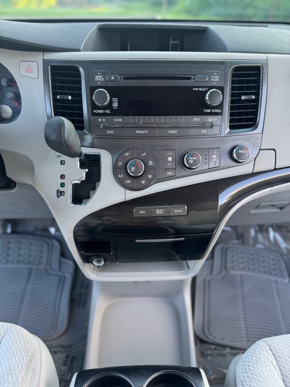 2011 Toyota Sienna Image 16